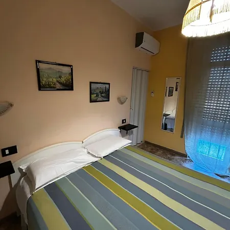 Cri Cri - Fronte Hotell 2*